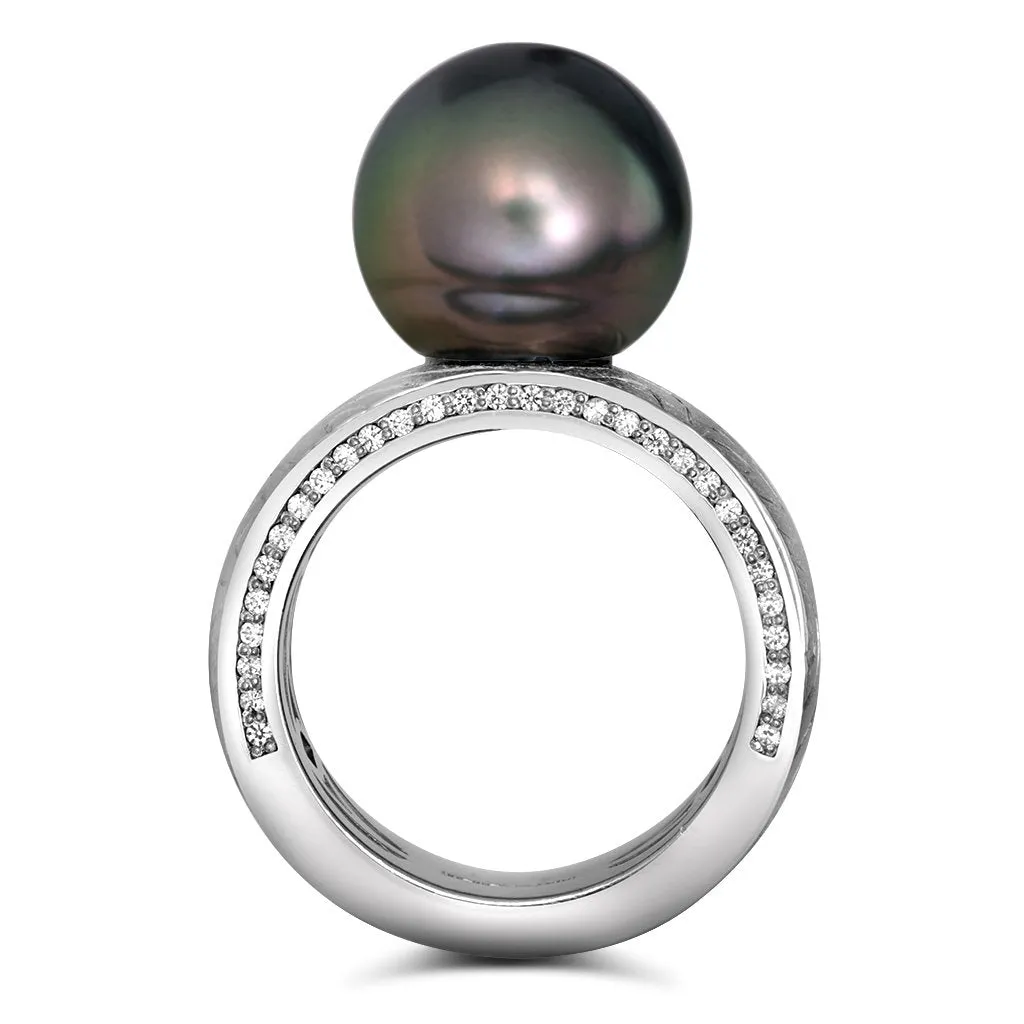 Gold Ring with Tahitian Grey Pearl and Diamonds