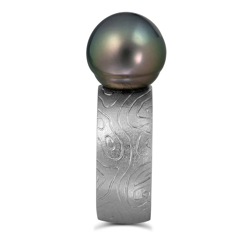 Gold Ring with Tahitian Grey Pearl and Diamonds