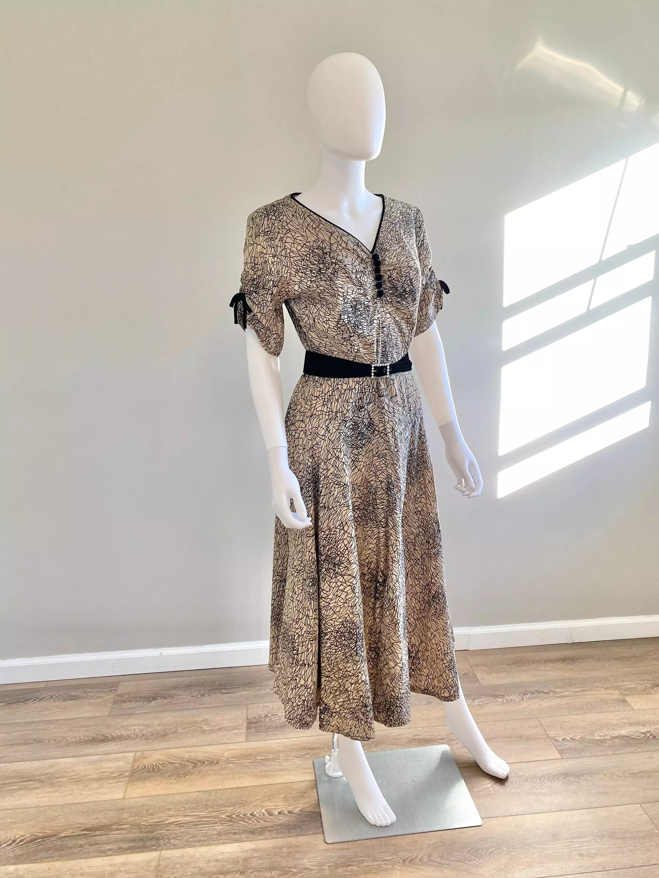 Vintage 1950s Champagne Abstract Print Dress / 50s party dress / 1950s holiday dress / Size M