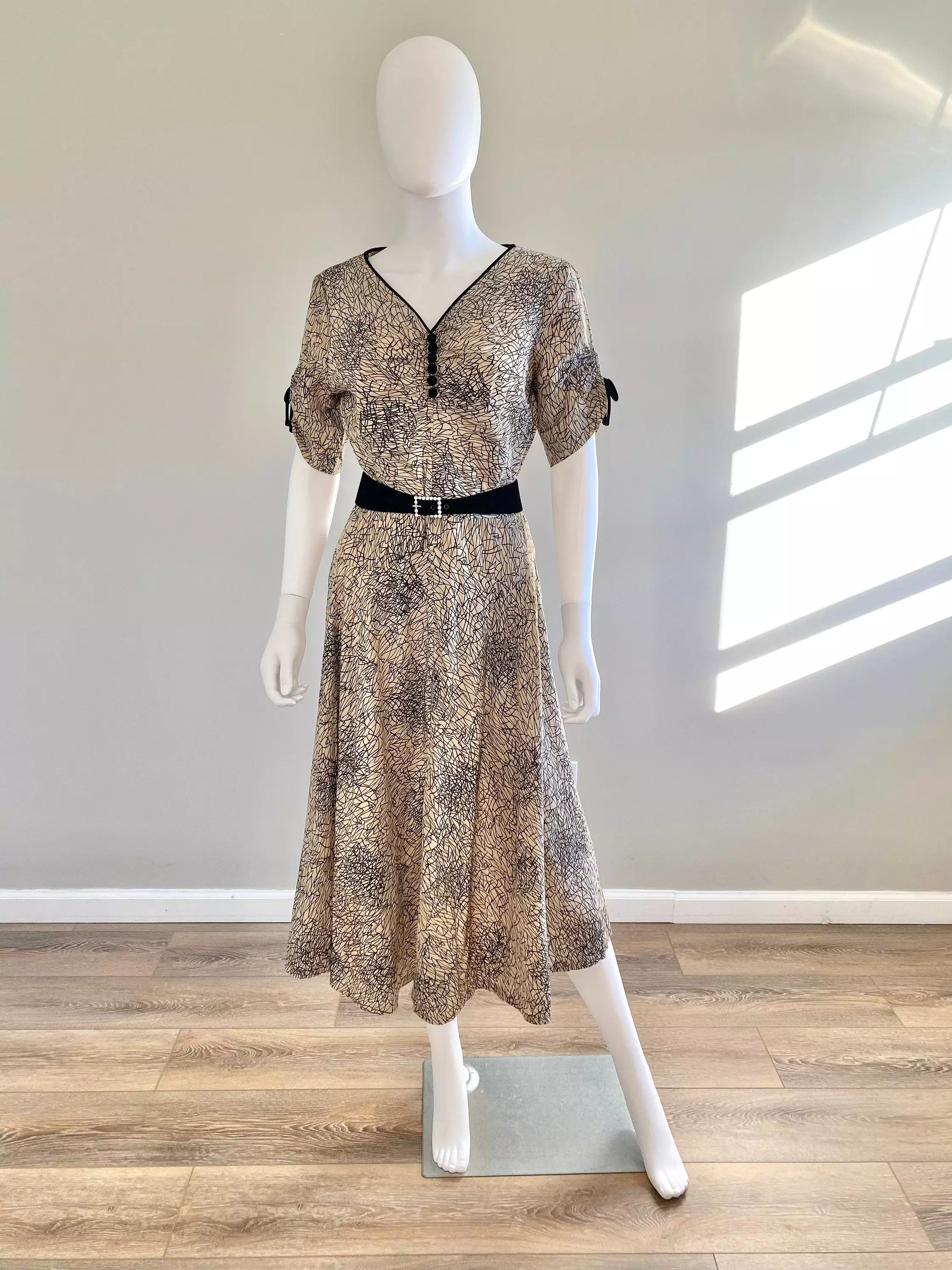 Vintage 1950s Champagne Abstract Print Dress / 50s party dress / 1950s holiday dress / Size M