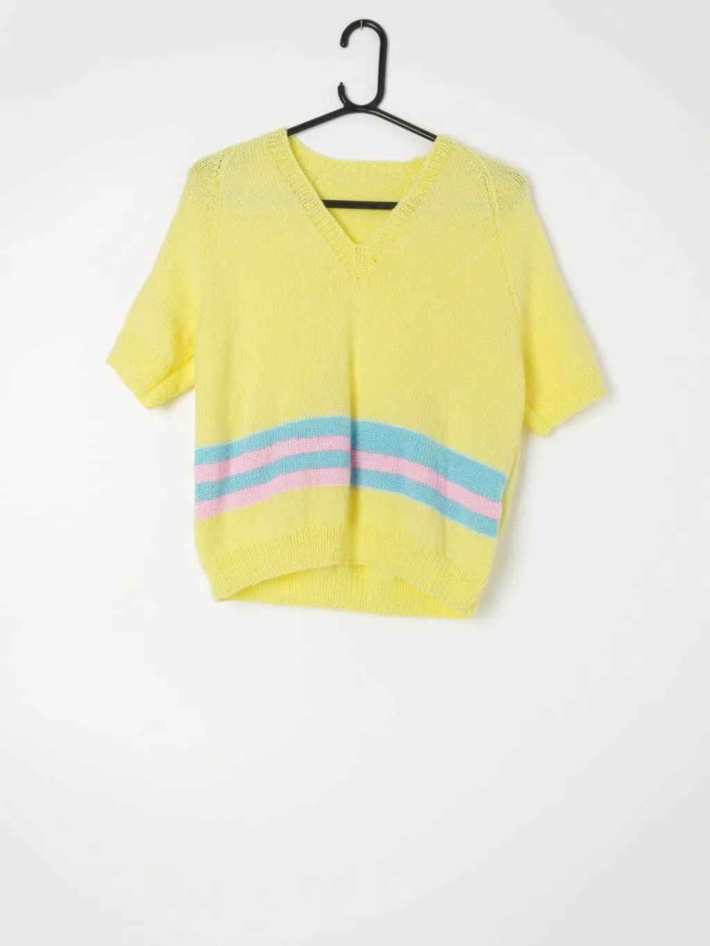 Womens 70s vintage handmade yellow knitted short sleeve jumper with blue and pink design – Medium