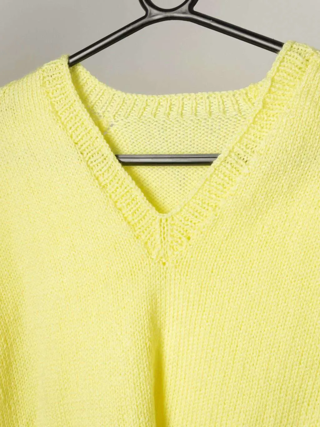 Womens 70s vintage handmade yellow knitted short sleeve jumper with blue and pink design – Medium